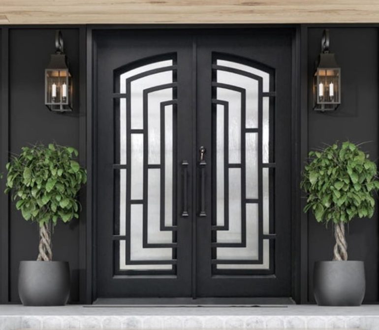 Входные металлические двери двойные с разной шириной створок: как удобно организовать проход