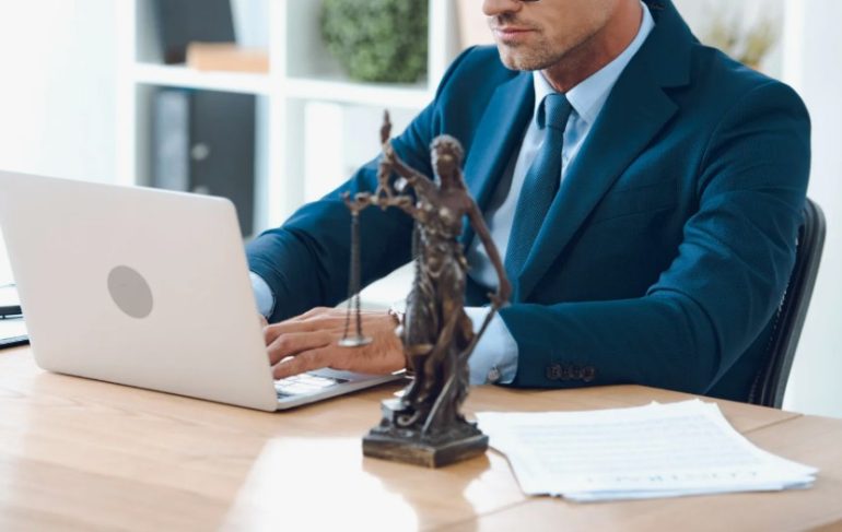 Скрытые платежи и «гарантия победы»: как не дать себя обмануть при выборе юриста в 2026 году